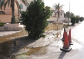 تسرب مياه أنبوب صرف صحي منذ شهر يخلف مستنقعا