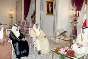 جلالة الملك مستقبلا وزير الداخلية و محافظ و نائب محافظ الجنوبية و رئيس المراسم الملكية و المستشار بالديوان الملكي