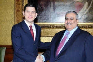 وزير الخارجية ملتقيا نظيره البريطاني (بنا)
