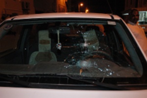 إحدى السيارات المتضررة من أعمال الشغب في سترة  (تصوير: أحمد آل حيدر)