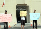 3 جامعيين يضربون عن الطعام أمام ديوان الخدمة المدنية