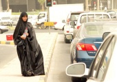 العاطلة الجامعية كوثر تستمر في بيع قناني المياه