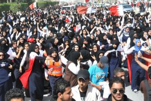 مسيرة طلابية بالقرب من مبنى وزارة التربية والتعليم بمدينة عيسى (تصوير: محمد المخرق)