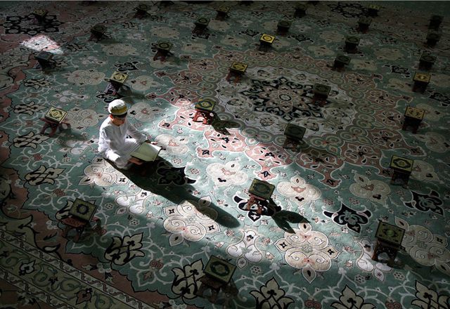طفل يقرأ القرآن في أحد المساجد بقرية السنابس تصوير عيسى إبراهيم صورة وخبر صحيفة الوسط البحرينية مملكة البحرين