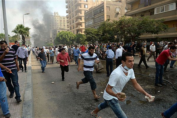 شاهد صور الأحداث الأمنية في مصر بعد فض اعتصام رابعة العدوية وسقوط عشرات من القتلى دولية صحيفة الوسط البحرينية مملكة البحرين