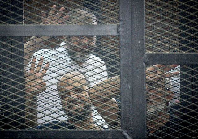 الحكم بإعدام 12 شخصاً من أنصار مرسي وإحالة أوراقهم للمفتي  أخبار دولية - صحيفة الوسط البحرينية - مملكة البحرين