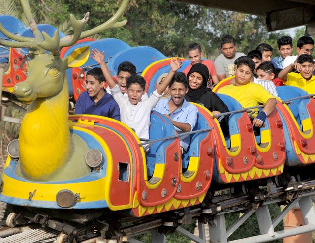 أطفال يلعبون في الحديقة المائية أمس الثلثاء في ثاني أيام عيد الفطر تصوير عقيل الفردان صورة وخبر صحيفة الوسط البحرينية مملكة البحرين