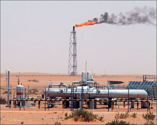 إيران تسرع وتيرة مشروع تطوير حقول النفط المشترة مع السعودية وسلطنة عمان  دولية - صحيفة الوسط البحرينية - مملكة البحرين