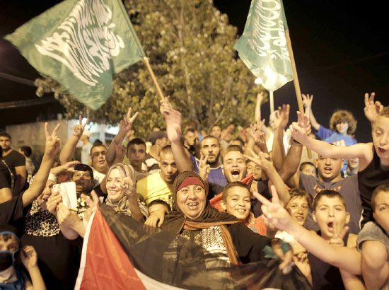 نتنياهو: حماس لم تحقق أيّاً من مطالبها... وأهالي غزة يحتفلون   أخبار دولية - صحيفة الوسط البحرينية - مملكة البحرين