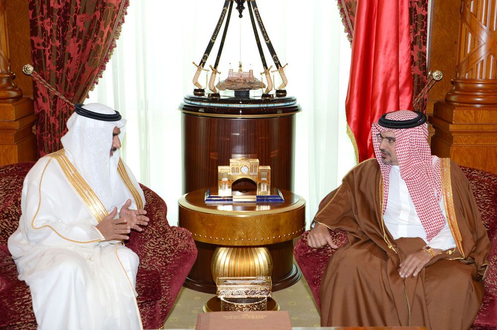 ولي العهد يطّلع على تطورات  جسر الملك فهد  لدى استقباله السفير السعودي   الوسط اون لاين - صحيفة الوسط البحرينية - مملكة البحرين