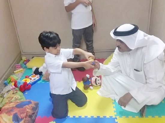 أولياء أمور مرضى التوحد يشكون حرمانهم من ساعتي الراحة التي أمر بها العاهل محليات صحيفة الوسط البحرينية مملكة البحرين