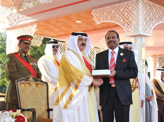 العاهل يقدم وسام الملك للعضو المنتدب لـ «لولو» يوسف علي إم إيه | محليات -  صحيفة الوسط البحرينية - مملكة البحرين