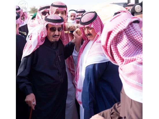 السعودية ت ود ع الملك عبدالله وسلمان ي ع د بمواصلة السير على نهج أسلافه دولية صحيفة الوسط البحرينية مملكة البحرين