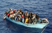 صحيفة: مخاوف من غرق 700 مهاجر بعد إنقلاب قارب قبالة سواحل ليبيا
