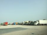 شاهد صور... تكدس الشاحنات بالقرب من مدخل جسر الملك فهد باتجاه السعودية
