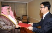 وزير الخارجية يتسلم نسخة من أوراق اعتماد سفير الصين المعين لدى البحرين