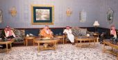 العاهل السعودي يزور الأمير مقرن في قصره بالرياض