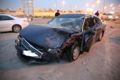 شاهد الصور ..أضرار متفرقة بتصادم مركبتين وجها لوجه بمدخل قرية العبد الصالح