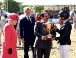 العاهل والملكة اليزابيث الثانية يحضران مراسم تتويج الفائزين في البطولة العسكرية للقفز على الحواجز