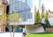 مبنى مركز دراسات الشرق الأوسط من تصميم المهندسة العراقية الأصل زها حديد في جامعة أكسفورد