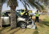 شاهد الصور ..إصابة بحرينية صدمت نخلة على شارع البديع