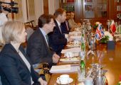 وزير الخارجية يترأس الجانب البحريني لفريق العمل البحريني - البريطاني المشترك