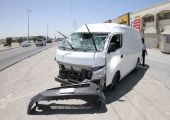 إصابات بسيطة لمواطن بحادث حاول المتسبب به الهرب فانكسر إطار سيارته