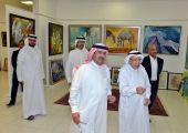 علي بن خليفة يزور مرسم الفنان عبدالله المحرقي ويؤكد أن أعماله الفنية توثق‎ التطورات التي تشهدها البحرين