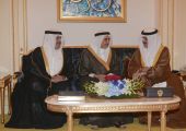 علي بن خليفة يستقبل عدد من أفراد العائلة المالكة ورجال الفكر والصحافة والإعلام