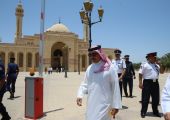 البحرينيون يتوافدون لجامع الفاتح لأداء الصلاة الموحدة.. ووزير الداخلية يتفقد الوضع الأمني