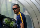 مدرب برشلونة لا يفضل الرحلات الطويلة قبل الموسم