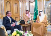 العاهل السعودي يبحث مع وزير الدفاع الامريكي مستجدات الأوضاع بالمنطقة