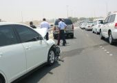 شاهد الصور ..أضرار متفرقة بتصادم مركبتين على شارع الشيخ خليفة ولا إصابات