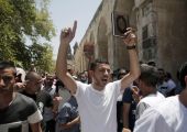 شرطة إسرائيليون يدخلون باحة الأقصى ويشتبكون مع فلسطينيين 