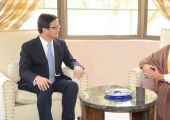 عبدالله بن حمد والسفير الصيني يستعرضان مسار العلاقات الودية