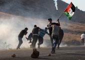 عباس يتعهد بعدم السماح بالعنف أو الإرهاب