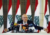رئيس الوزراء اللبناني يندد باستخدام 