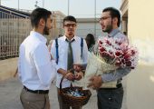 شاهد الصور... المدارس الخاصة تستقبل الطلبة في أول يوم دراسي بالورود