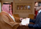 وزير الخارجية يتسلم نسخة من أوراق اعتماد سفير المملكة المتحدة المعين لدى البحرين