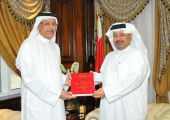 وزير المالية يتلقى نسخة من أطروحة الدكتوراه حول الاتحاد النقدي الخليجي