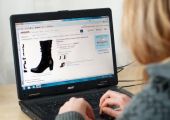 نساء مصريات يلجأن إلى تجارة الإنترنت هربا من البطالة