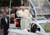 البابا يقول إنه تأثر بلقاء عائلة من اللاجئين السوريين في الفاتيكان