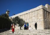 السلطات الإسرائيلية تغلق الحرم الإبراهيمي بوجه الفلسطينيين وتفتحه أمام المستوطنين