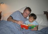 دراسة: الآباء مفيدون أكثر من الأمهات في قراءة قصص ما قبل النوم