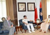 وزير الداخلية يبحث التعاون والتنسيق الأمني مع قائد الأسطول الخامس الأميركي