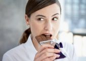 الشوكولاتة واللحوم تؤثر سلباً في نفسية الإنسان