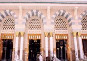 100 باب لدخول وخروج الزوار في المسجد النبوي