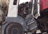 شاهد الصور... تصادم شاحنتين يقتل آسيويَين ويصيب آخرين بإصابات متفرقة