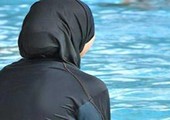 صب الخمر على رأس مسلمة في قطار بـ«برمنجهام» وركاب يلتزمون الصمت
