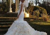 بالصور... أمضت 200 ساعة لعمل فستان زفافها من ريش طائر الأوز